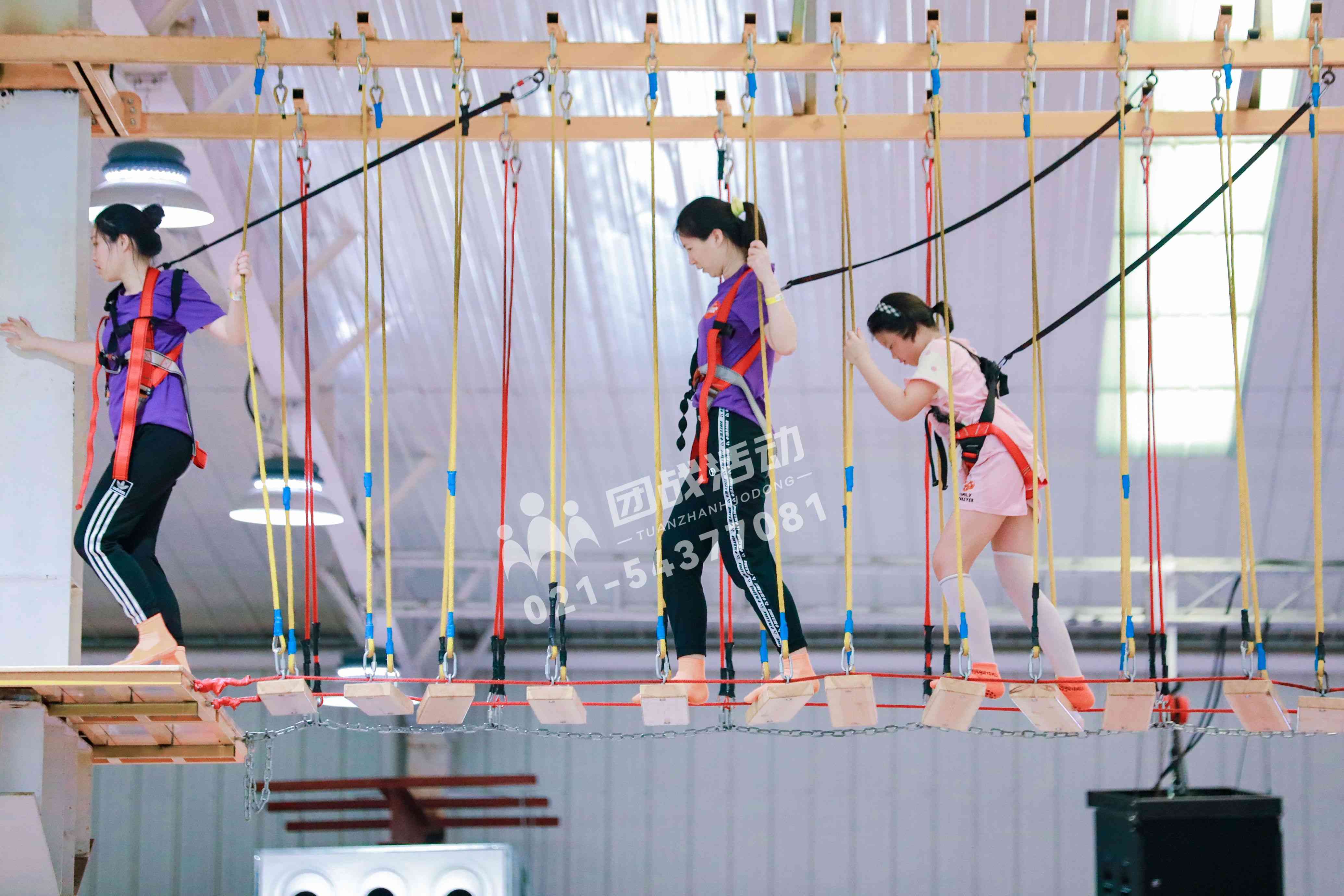 蹦床创新竞技表演，空中舞者挑战极限