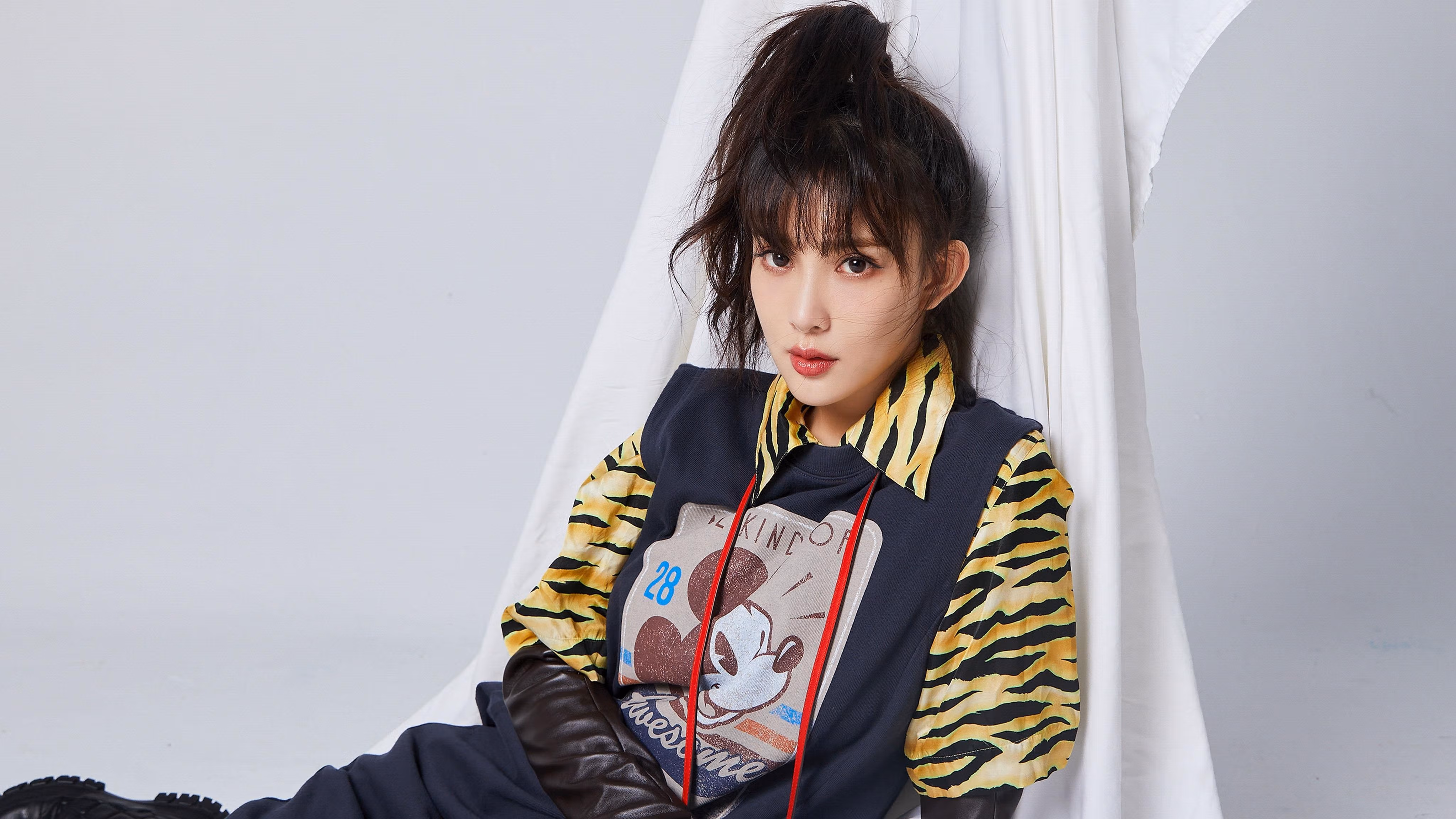 爱游戏登录入口-墨西哥队员滑雪鞋踢足球？新战术引争议，墨西哥选手穿李宁