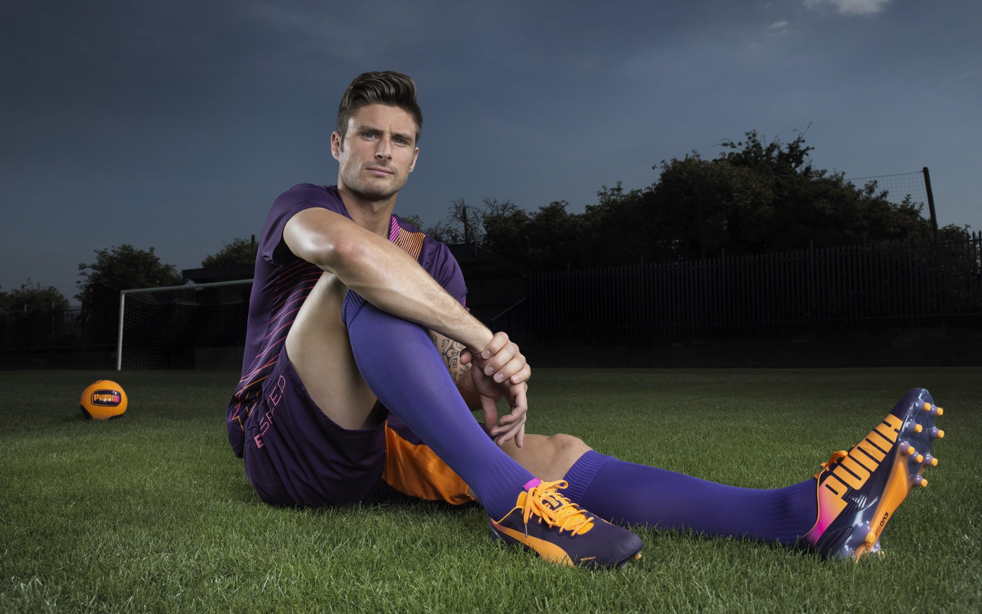 布克关键时刻命中三分稳定太阳领先优势，布克生涯命中率