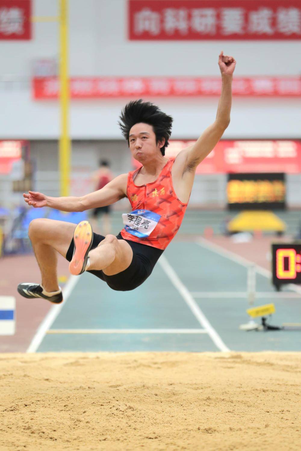 包含爱游戏体育:体育赛事数字化，提升用户体验的词条